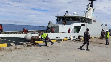 KRI Dorang-874 Sandar di Dermaga Samabusa, Disambut Anggota Lanal Nabire
