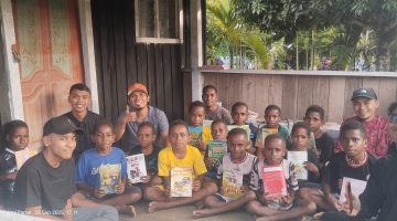 Ketua DPD PKS Nabire Khairil Amrilah dan Insan Mandiri Bagikan 100 Buku untuk Anak Cako’Nusi