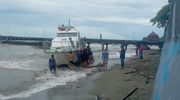 Kapal Pengawas KN.P.492 Milik KPLP Terseret ke Bibir Pantai Dekat Mako Lanal Nabire, Evakuasi Dramatis Lawan Gelombang