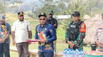 Dandim 1717 Puncak Dampingi Bupati Elvis Tabuni Tinjau Pembangunan Tugu Injil dan Sekolah Teologi Eromaga